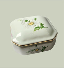 Load image into Gallery viewer, Vintage Ceramic Daisy Trinket Box
