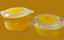 Load image into Gallery viewer, Vintage Pyrex Sunflower Lidded Casserole Dish Pair (473 1 quart + 477 1 pint)

