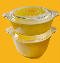 Load image into Gallery viewer, Vintage Pyrex Sunflower Lidded Casserole Dish Pair (473 1 quart + 477 1 pint)
